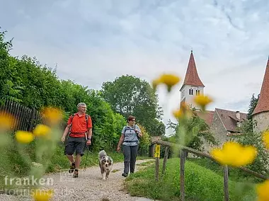 Wanderer mit Hund (Naturpark Altmühltal)