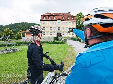 Radfahren mit Blick auf Schloss Gleisenau (Ebelsbach/Hassberge)