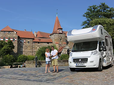 Wohnmobil vor dem Wenzelschloss (Lauf a.d.Pegnitz, Nürnberger Land)