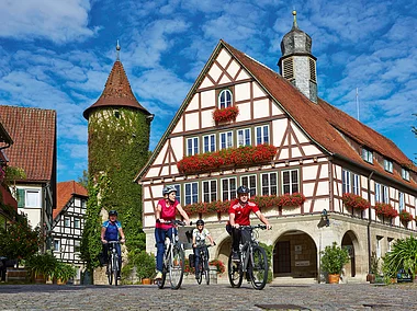 Radfahrer vor dem Rathaus (Liebliches Taubertal)