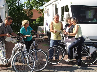 Radler am Wohnmobilstellplatz der FrankenTherme