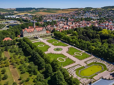 Schloss Weikersheim mit Luftaufnahme Schlossgarten (Weikersheim/Liebliches Taubertal)