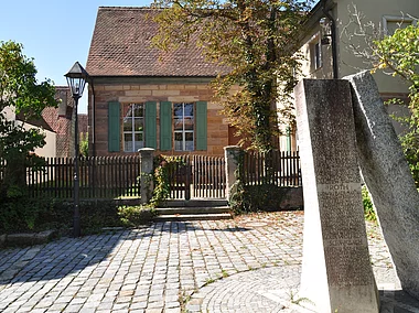 Synagoge mit Gedenkstein (Georgensgmünd, Fränkisches Seenland)