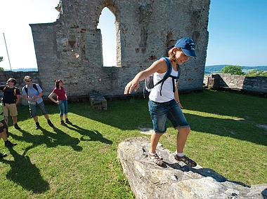 Spielende Kinder in der Katharinenkapelle (Fränkisches Seenland)