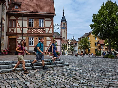 Wanderer vor dem Schloss in Tauberbischofsheim (Tauberbischofsheim/Liebliches Taubertal)