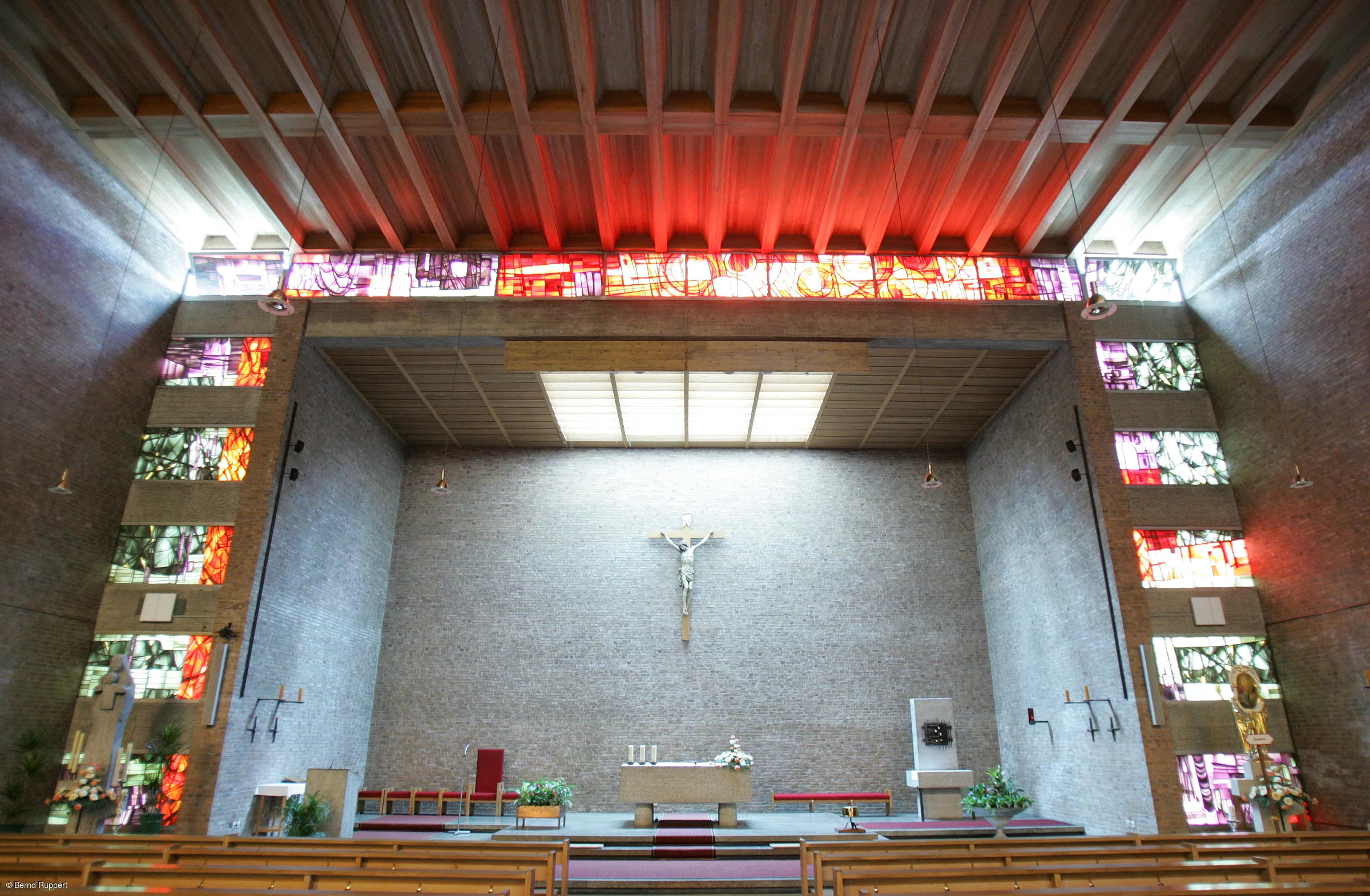 Altarraum neue Kirche St. Wolfgang (Hausen, Fränkische Schweiz)