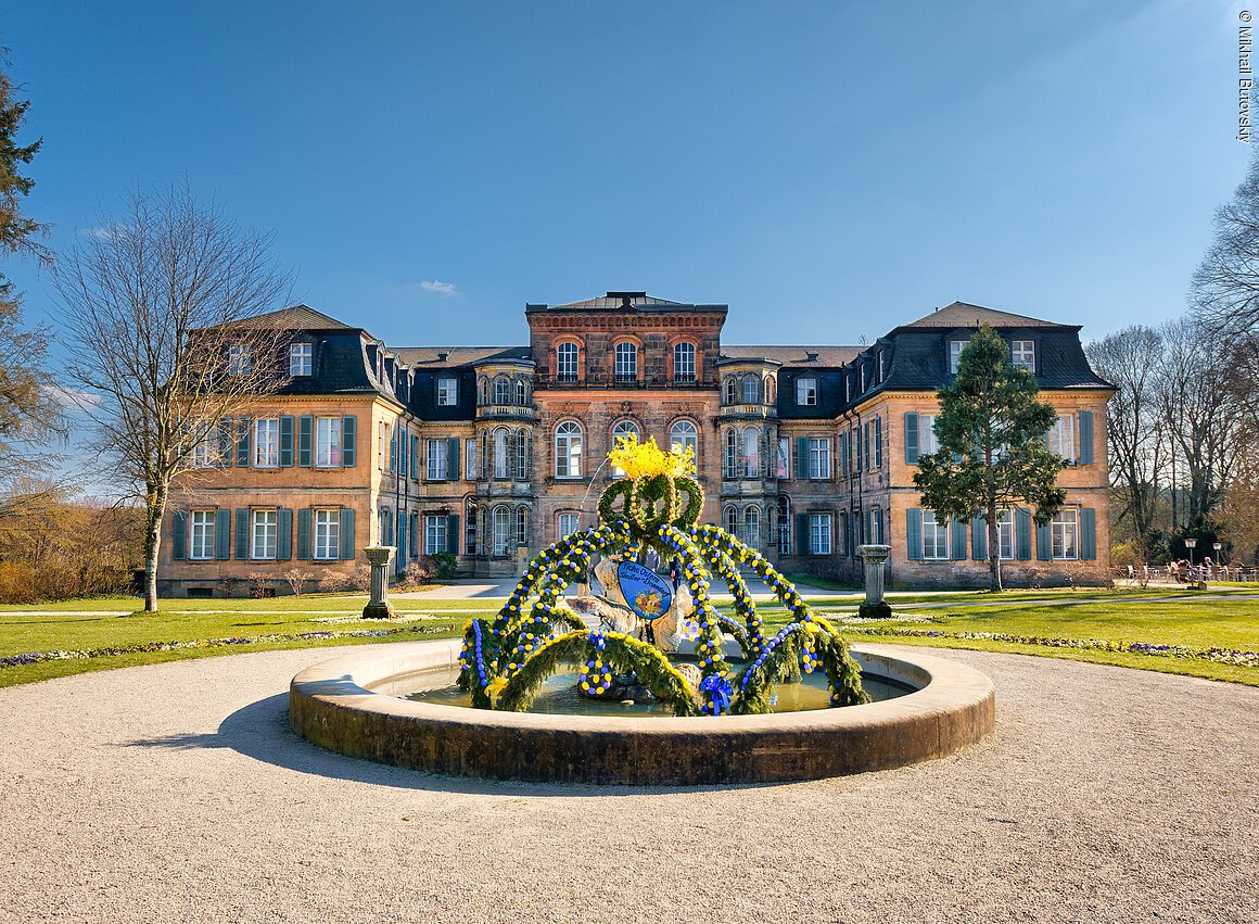 Osterbrunnen vor dem Schloss Fantaisie, Bayreuth