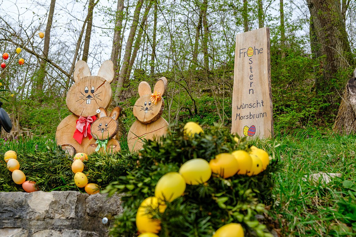 Osterbrunnen „Hasenansammlung“ im Gemeindeteil Morsbrunn (Gemeinde Kirchensittenbach)